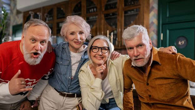 Sijedi stariji ljudi kako zagrljeni poziraju