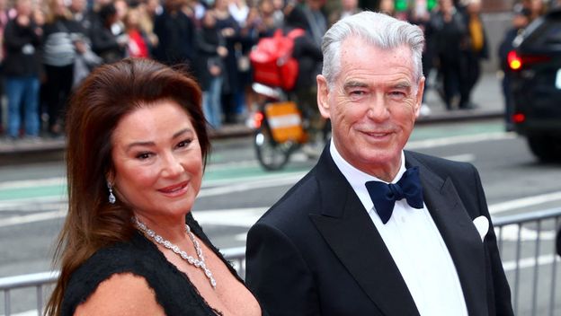 Pierce Brosnan sa suprugom Keely Shaye Smith na premijeri predstave