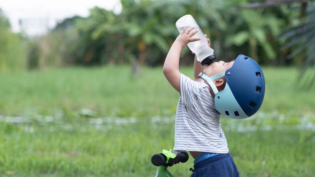 Dijete pije, ilustracija