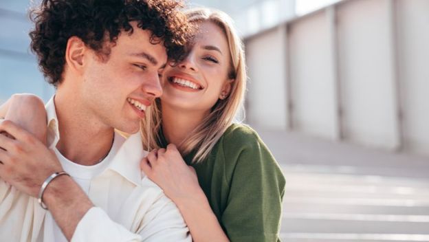 Dečko i cura se grle