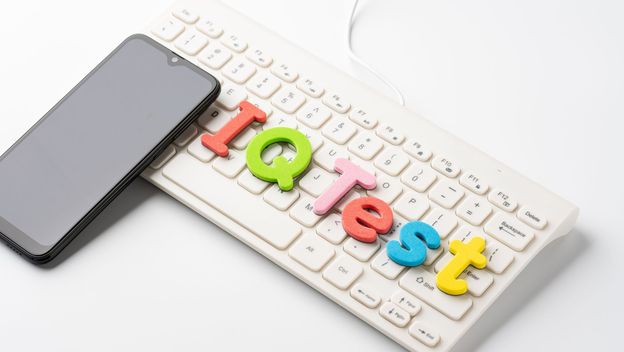 Mobitel na tipkovnici uz natpis IQ test