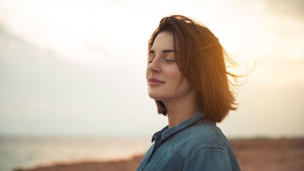 Sretna i smirena djevojka