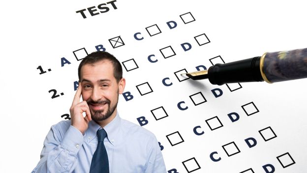 Kviz s ponuđenim odgovorima i muškarac koji razmišlja