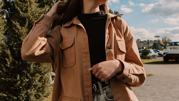 Žena u proljetnoj jakni