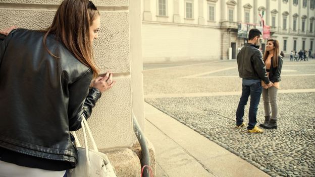 Djevojka špijunira bivšeg dečka