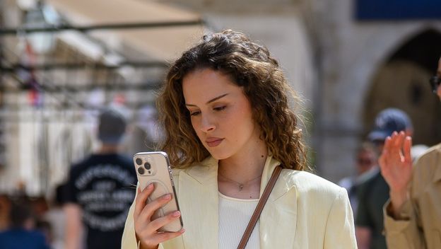 Šetnja Stradunom u bijeloj suknji