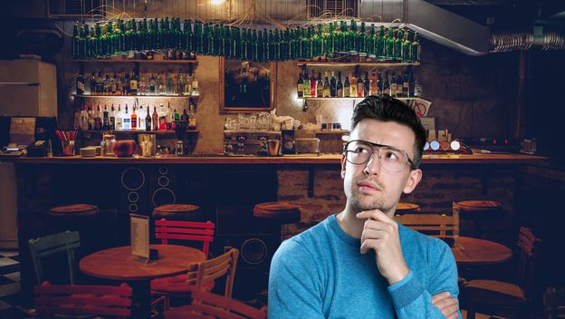 Muškarac koji razmišlja u pubu na kvizu