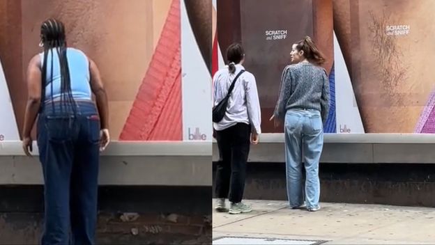 Prolaznici ispred neobičnog plakata