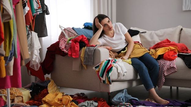 Djevojka sprema odjeću