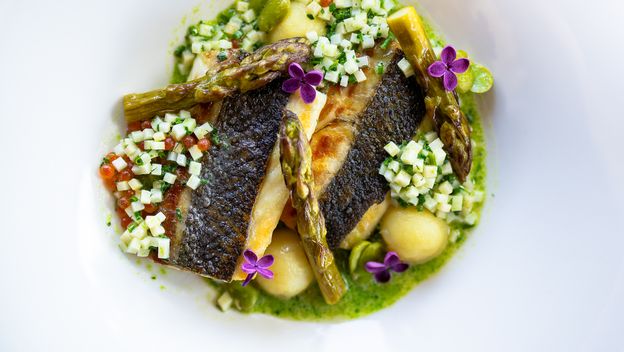 Glavno jelo- brancin poslužen uz sezonsko povrće i umak od bijele buzare od dagnji u koju je dodano korjenasto povrće, ikra pastrve i ulje od medvjeđeg luka.