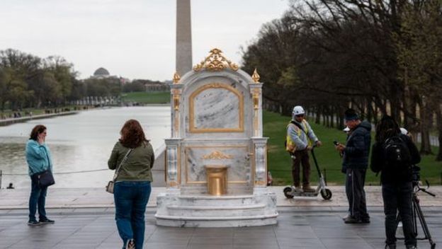 Zlatna WC školjka u Washingtonu