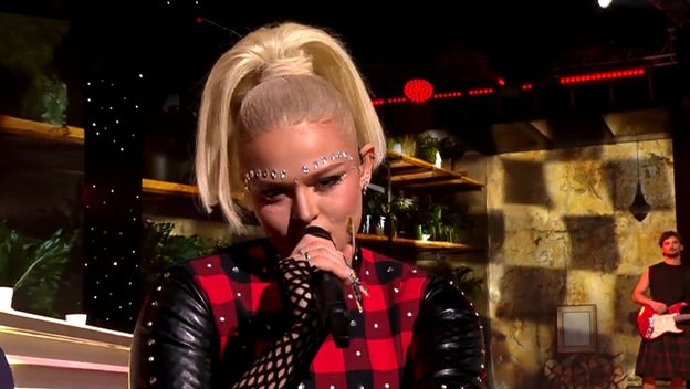 Laura Sučec kao Gwen Stefani