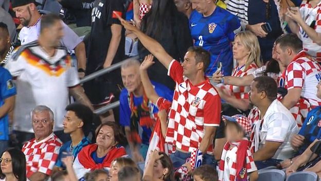Hrvatski navijač salutira desnicom