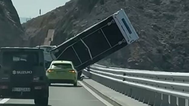 Prikolica je ostala visjeti s Krčkog mosta