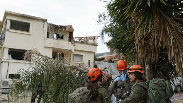 Izraelske sigurnosne snage na mjestu udara projektila