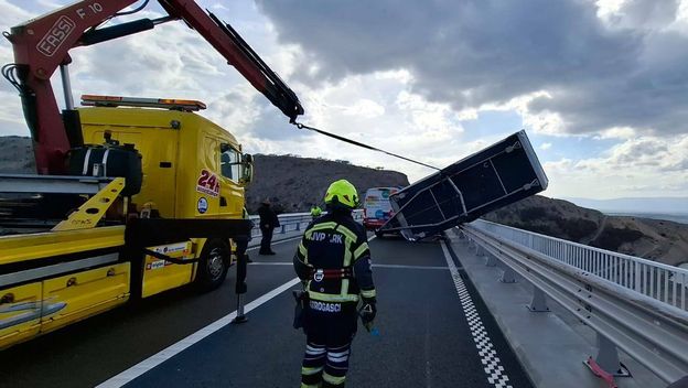 Prikolica zbog bure ostala visjeti s Krčkog mosta - 4