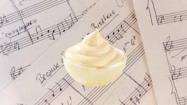 Majoneza na pozadini od kajdanke