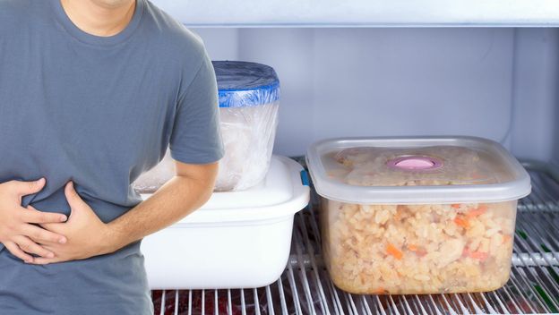 Ostatci hrane u posudi i bol u želucu