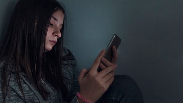 Mobitel kao okidač: Sve više mladih razvija nezdrav odnos prema hrani!