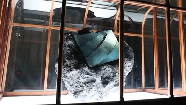 Torbica od kože T. rexa