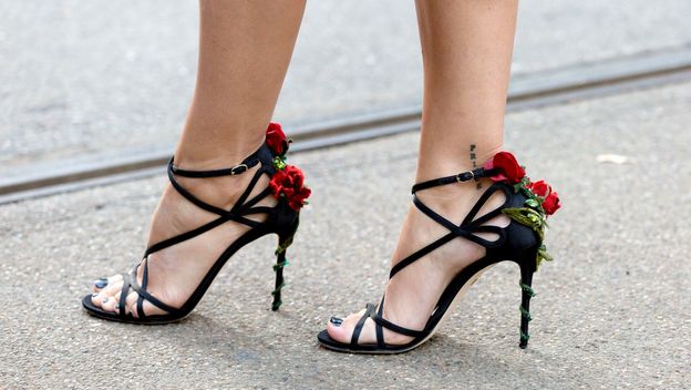 Štikle s cvjetnim aplikacijama