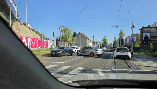 Prometna nesreća na križanju Savske i Veslačke