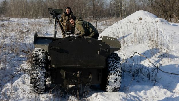 Ukrajinski vojnici s robotskim vojnim vozilom