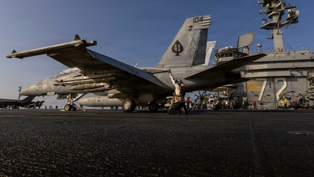 Američki F-18 na palubi nosača zrakoplova