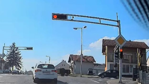 Prolazak kroz crveno i skretanje u lijevo