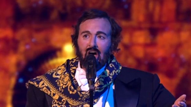 Dora Trogrlić kao Luciano Pavarotti