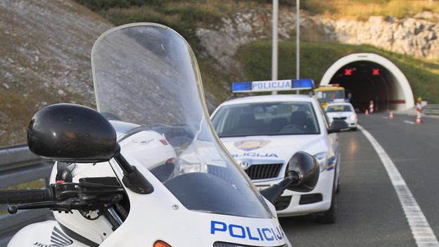 Policija kod tunela, ilustracija