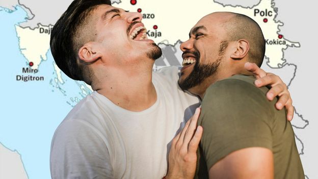 Karta Hrvatske s imenima lokalnih osoba i muškarci koji se smiju