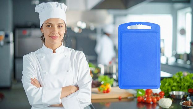 Kuharica u kuhinji i daska za rezanje