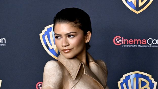 Zendaya u kostimu modne kuće Schiaparelli koji izgleda kao da je izrađen od pijeska - 8