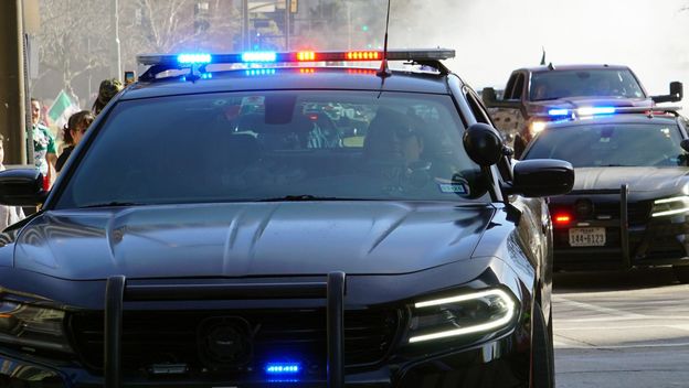 Policajac u patrolnom vozilu