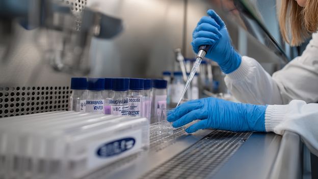 Znanstvenica s virusom, ilustracija, AI