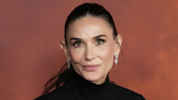 Demi Moore u suknji brenda Carolina Herrera na premijeri Landmana 2026. - 3