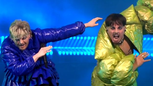 Sven Pocrnić i Laura Sučec kao Käärijä i Baby Lasagna