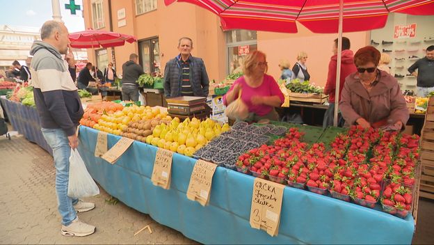 Uvozne jagode na tržnicama