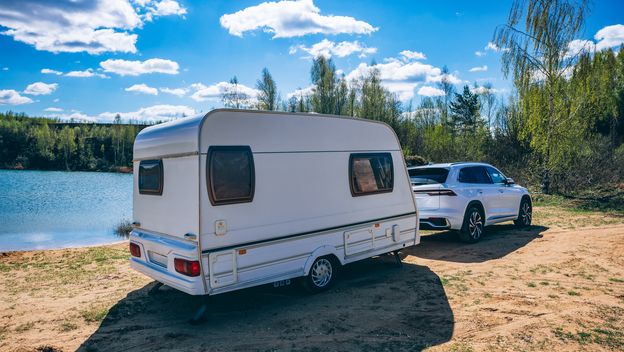 Kako se piše: kamp prikolica ili kamp-prikolica