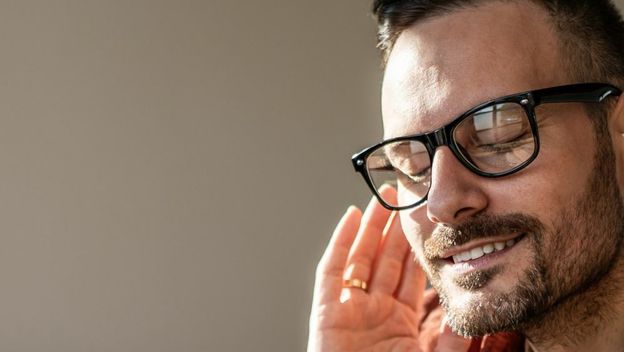 Muškarac se koncentrira na zvuk zatvorenih očiju, ilustracija