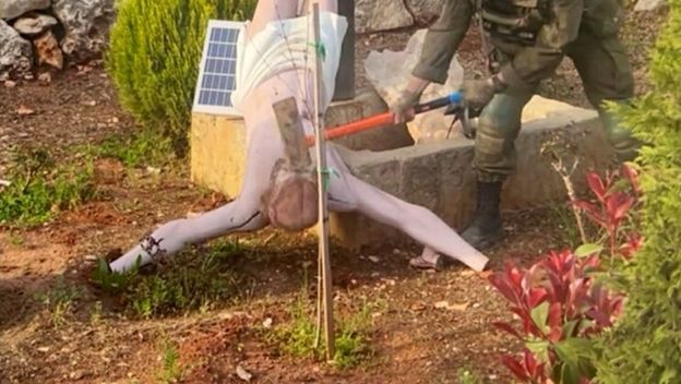 Vojnik razbija kip Isusa