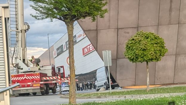 Policija i vatrogasci ispred Portanove Osijek