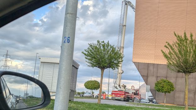 Policija i vatrogasci ispred Portanove Osijek