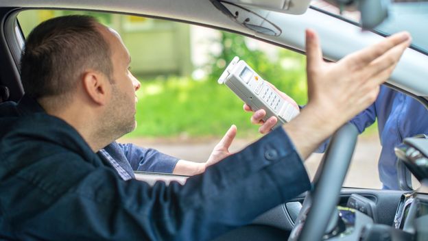 Vozač koji se svađa s policajcem oko alkotesta