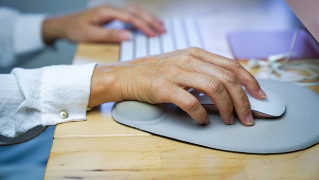 Žena koristi miš i tipkovnicu