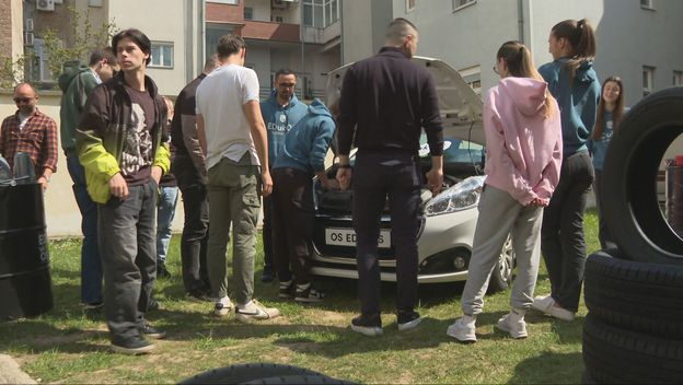Učenici popravljaju aute u Osijeku