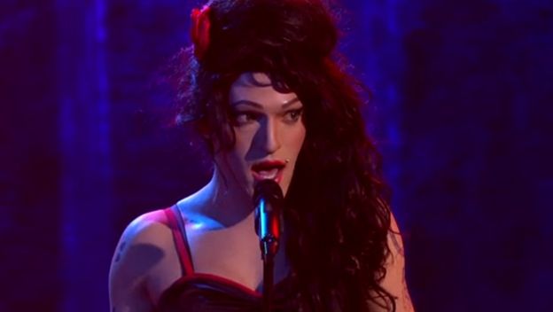 Lovro Juraga kao Amy Winehouse