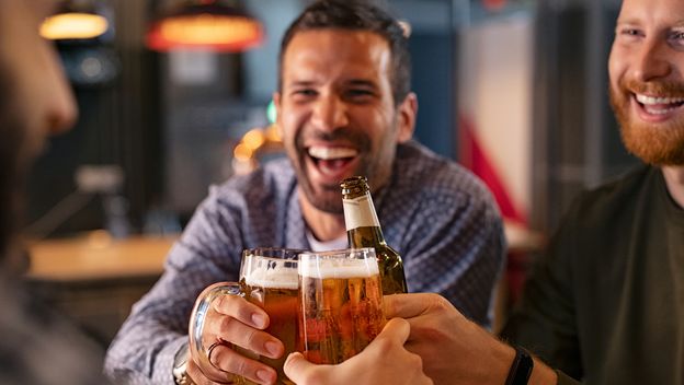 Zašto nam je lakše obećati pivo nego ga stvarno platiti: Mala psihologija velikih dugova