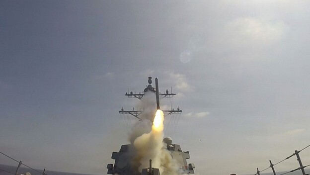 Američki ratni brod lansira projektil